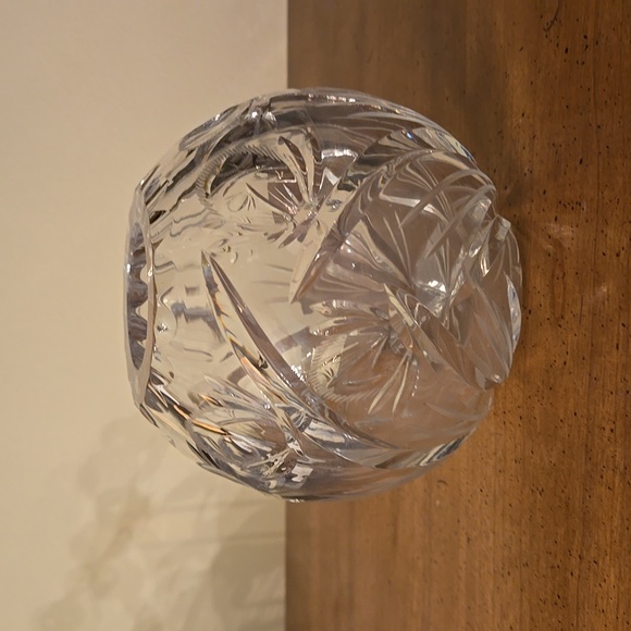 Lovely Lead Crystal Rose Bowl Vase - Picture 2 of 8